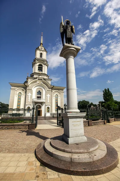Staty av Saint Michael ärkeängeln nära ortodoxa heliga Transfiguration Cathedral i centrum av Donetsk, Ukraina. — Stockfoto
