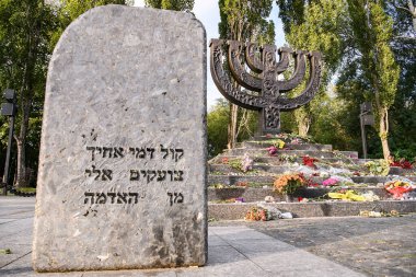 Babyn Yar Ulusal Tarih Anıtı 'ndaki Yahudi Kurbanları Anıtı' ndaki Menorah anıtı. Ekim 2020 Kyiv, Ukrayna. - Evet. Yüksek kalite fotoğraf