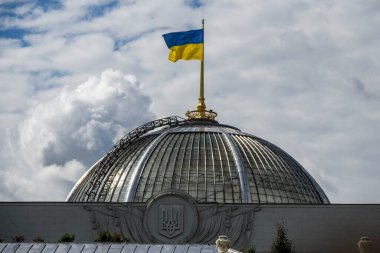 Ukrayna bayrağı, Ukrayna 'nın Ukrayna Bağımsızlık Günü' nde, 24 Ağustos 2025 'te parlamento binasının tepesinde dalgalanır. Yüksek kalite fotoğraf. 