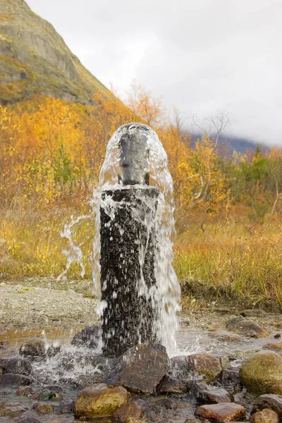 Vatten Kommer Från Artesisk Brunn Khibiny Ryssland Royaltyfria Stockbilder