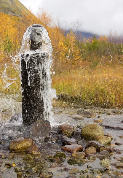 Vatten Kommer Från Artesisk Brunn Khibiny Ryssland Stockfoto