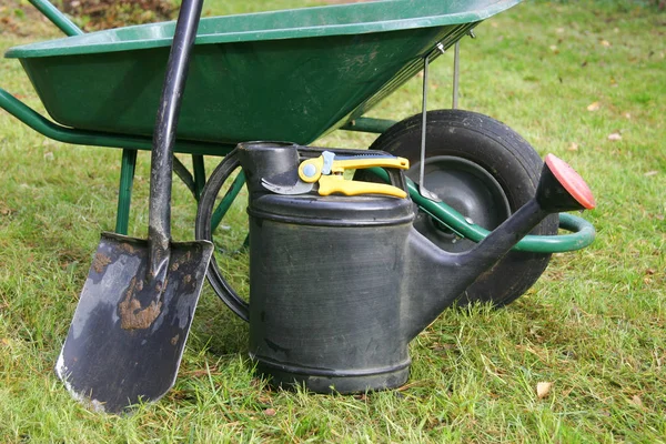 园林工具 手推车 浇水罐 铲子和修剪器 — 图库照片