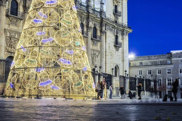 Arbol de navidad en Jaen y gente paseando y haciendo fotos