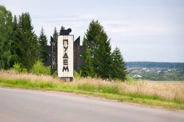 UDMURTIA, RUSSIA - AUG 08, 2015: Stella, köy girişindeki yol tabelası temeli ve yazıtla birlikte. 1759 'da demir fabrikası kuruldu.