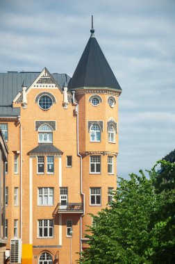 HELSINKI, FINLAND 'daki bir şatoya benzeyen Art Nouveau kulesi olan bir bina. 1906 'da inşa edilmiş..