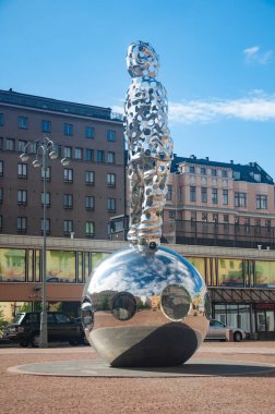 HELSINKI, FINLAND - 25 Haziran 2018: Casarmintori Meydanı 'nda anıt 