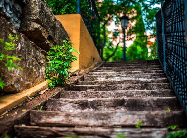 Escaleras de madera en el patio de recreo en marbella con pared de piedra —  Fotos de Stock