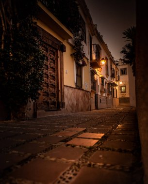 Geceleri Marbella caddesi zemin katta, kahverengi fayans perspektifli.
