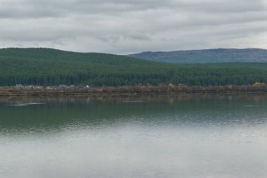       Dağlarda bulutlu bir sonbahar gecesi.