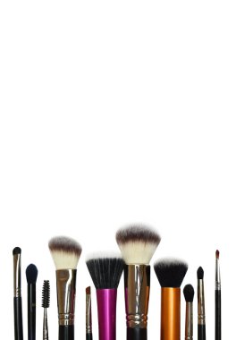 Beyaz arka planda yalıtılmış makyaj fırçaları