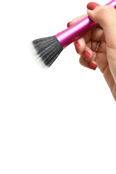 Cepillo de maquillaje aislado en mano femenina sobre fondo blanco — Foto de Stock