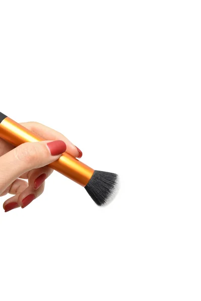 Samostatný kartáč na makeup v rukou na bílém pozadí — Stock fotografie