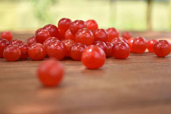 Cerezas dulces maduras sobre una mesa de madera. Bayas rojas . — Foto de Stock