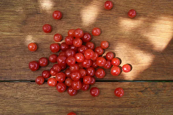 Cerezas dulces maduras sobre una mesa de madera. Bayas rojas. Vista superior . — Foto de Stock