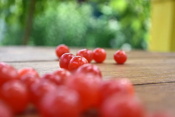 Cerezas dulces maduras sobre una mesa de madera. Bayas rojas . — Foto de Stock