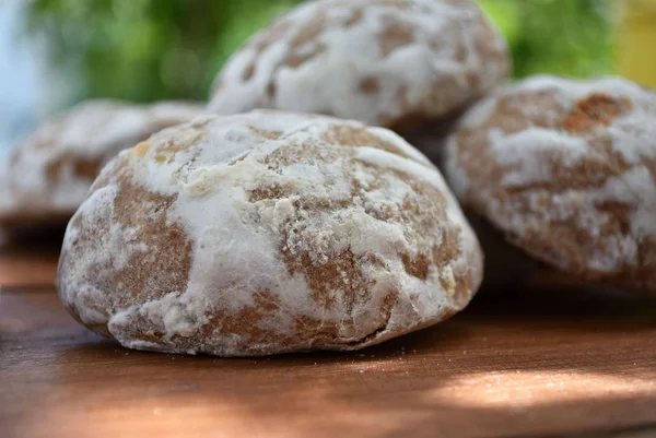 Tahta masanın üzerine bir yığın bal-kek. Rus baharatlı kekleri. Closeup.