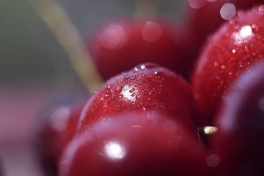 Tatlı taze kırmızı kiraz, makro görüntü arka plan. Su damlaları ile Kiraz makro arka plan.