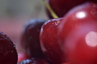 Tatlı taze kırmızı kiraz, makro görüntü arka plan. Su damlaları ile Kiraz makro arka plan.