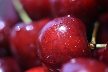 Tatlı taze kırmızı kiraz, makro görüntü arka plan. Su damlaları ile Kiraz makro arka plan.