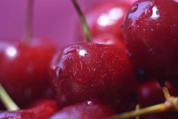 Sfondo da dolce ciliegia rossa fresca, macro immagine. Macro sfondo ciliegio con gocce d'acqua . — Foto Stock