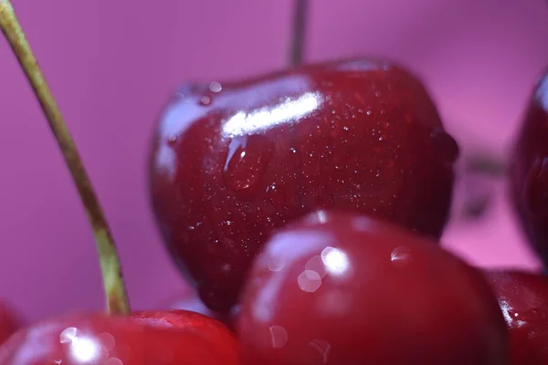 Sfondo da dolce ciliegia rossa fresca, macro immagine. Macro sfondo ciliegio con gocce d'acqua . — Foto Stock