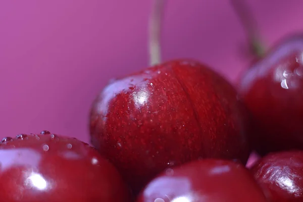 Sfondo da dolce ciliegia rossa fresca, macro immagine. Macro sfondo ciliegio con gocce d'acqua . — Foto Stock