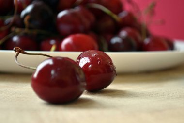 Ahşap masada su damlaları ile Kiraz