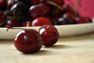 Ahşap masada su damlaları ile Kiraz
