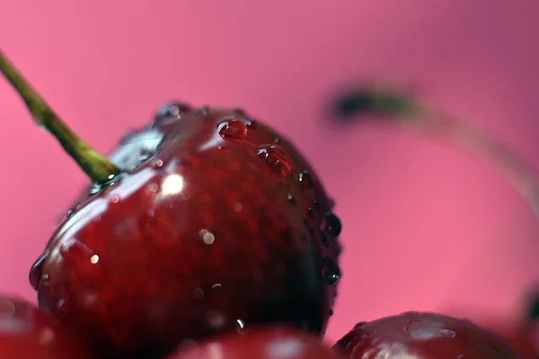 Tatlı taze kırmızı kiraz, makro görüntü arka plan. Su damlaları ile Kiraz makro arka plan.