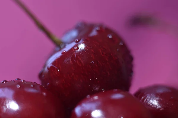 Sfondo da dolce ciliegia rossa fresca, macro immagine. Macro sfondo ciliegio con gocce d'acqua . — Foto Stock