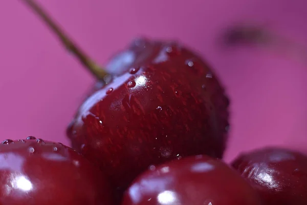 Tatlı taze kırmızı kiraz, makro görüntü arka plan. Su damlaları ile Kiraz makro arka plan.