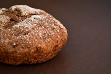 Tam tahıllı çavdar ekmeği, koyu arka planda izole edilmiş. Closeup