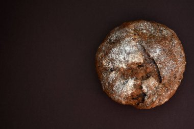 Tam tahıllı çavdar ekmeği, koyu arka planda izole edilmiş. Closeup