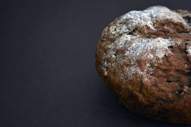 Tam tahıllı çavdar ekmeği, koyu arka planda izole edilmiş. Closeup