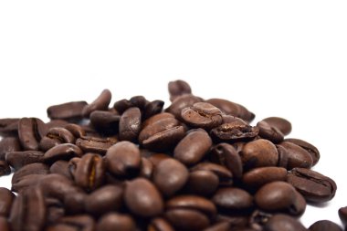 Beyaz arka planda izole kahve çekirdekleri.