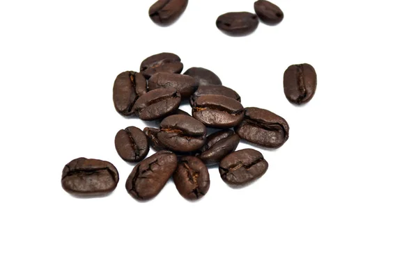 Koffiebonen geïsoleerd op een witte achtergrond. — Stockfoto