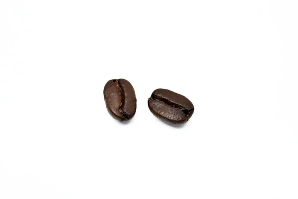 Grãos de café isolados sobre um fundo branco. — Fotografia de Stock