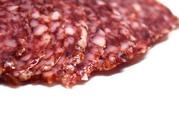 Salami Wurstscheiben isoliert auf weißem Hintergrund. — Stockfoto