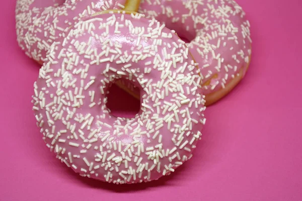 Donuts met glazuur op pastelroze achtergrond. Zoete donuts. — Stockfoto