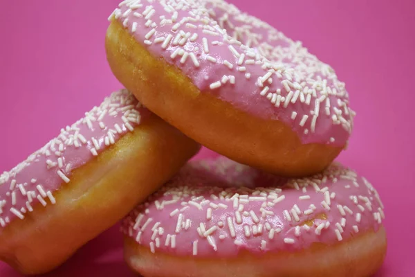 Donuts met glazuur op pastelroze achtergrond. Zoete donuts. — Stockfoto