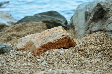 Deniz kıyısında büyük taşlar. Yakın çekim fotoğraf