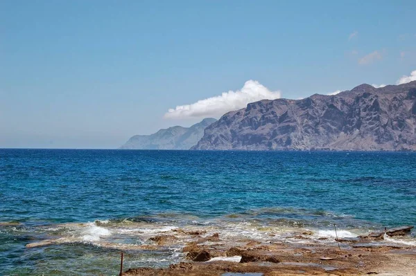 Skalnatý Plášť Křišťálově Modrou Vodou Zátoky Krétě — Stock fotografie