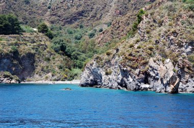  Kristal mavi su ile kıyı kayalık plajları.