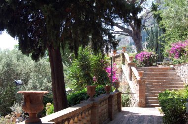 Arka planda deniz ile Taormina bahçesinde Bahçe vazolar.