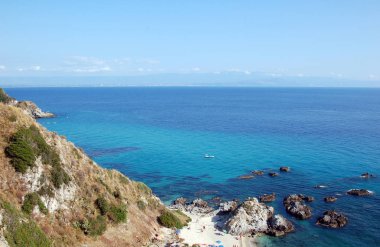 Capo Vaticano'daki Tiren denizinin kıyı şeridi ve deniz kıyısının bir yamaçtan görünümü. 