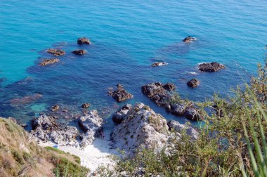 Capo Vaticano'daki Tiren denizinin kıyı şeridi ve deniz kıyısının bir yamaçtan görünümü. 