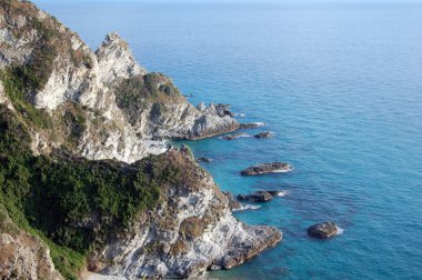 Capo Vaticano'daki Tiren denizinin kıyı şeridi ve deniz kıyısının bir yamaçtan görünümü. 