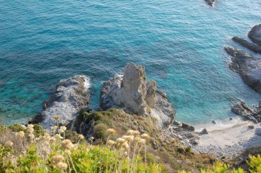 Capo Vaticano'daki Tiren denizinin kıyı şeridi ve deniz kıyısının bir yamaçtan görünümü. 