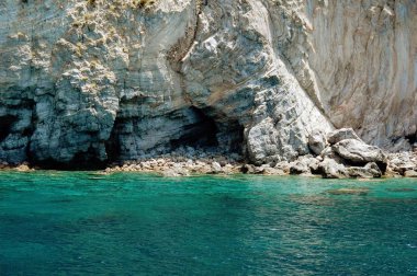 Akdeniz'in mavi suları ile kayalık kayalık kıyı şeridi.