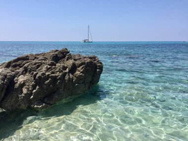 Bir yat Capo Vaticano, İtalya'da Tiren denizinde yelken.